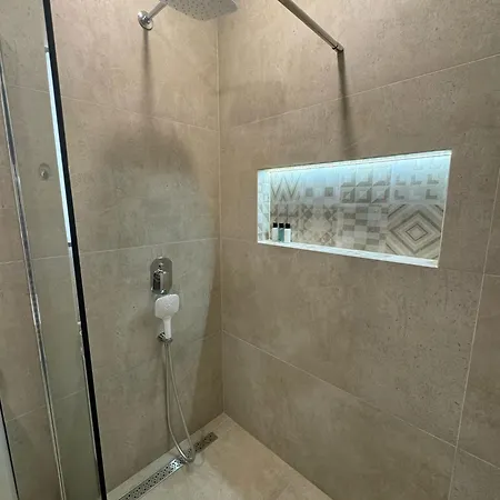 Mona Luxury - Free Garage Parking Apartment *